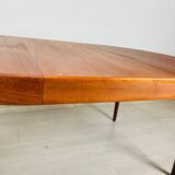 Extendable round table
