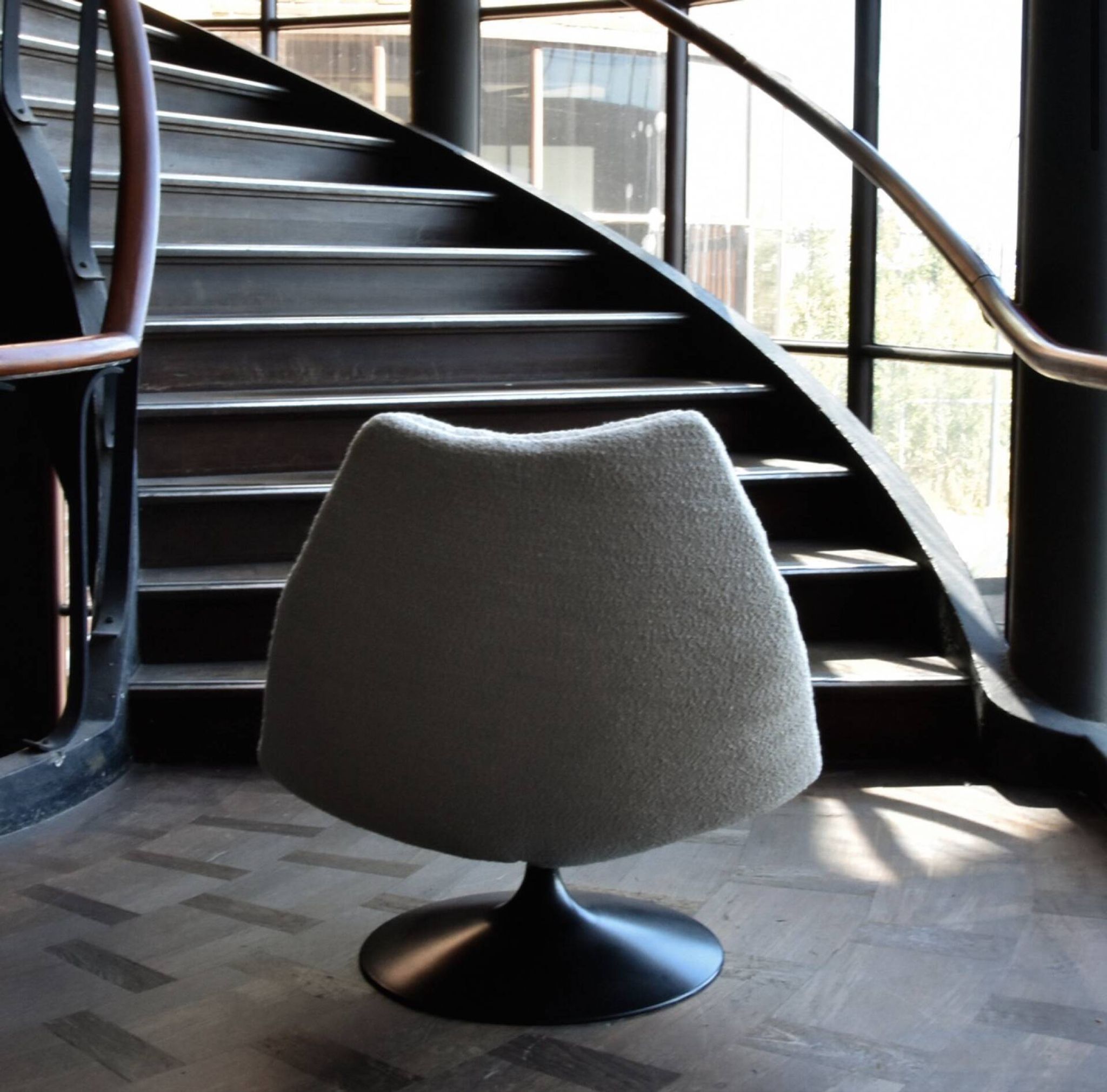 Artifort F511 chair