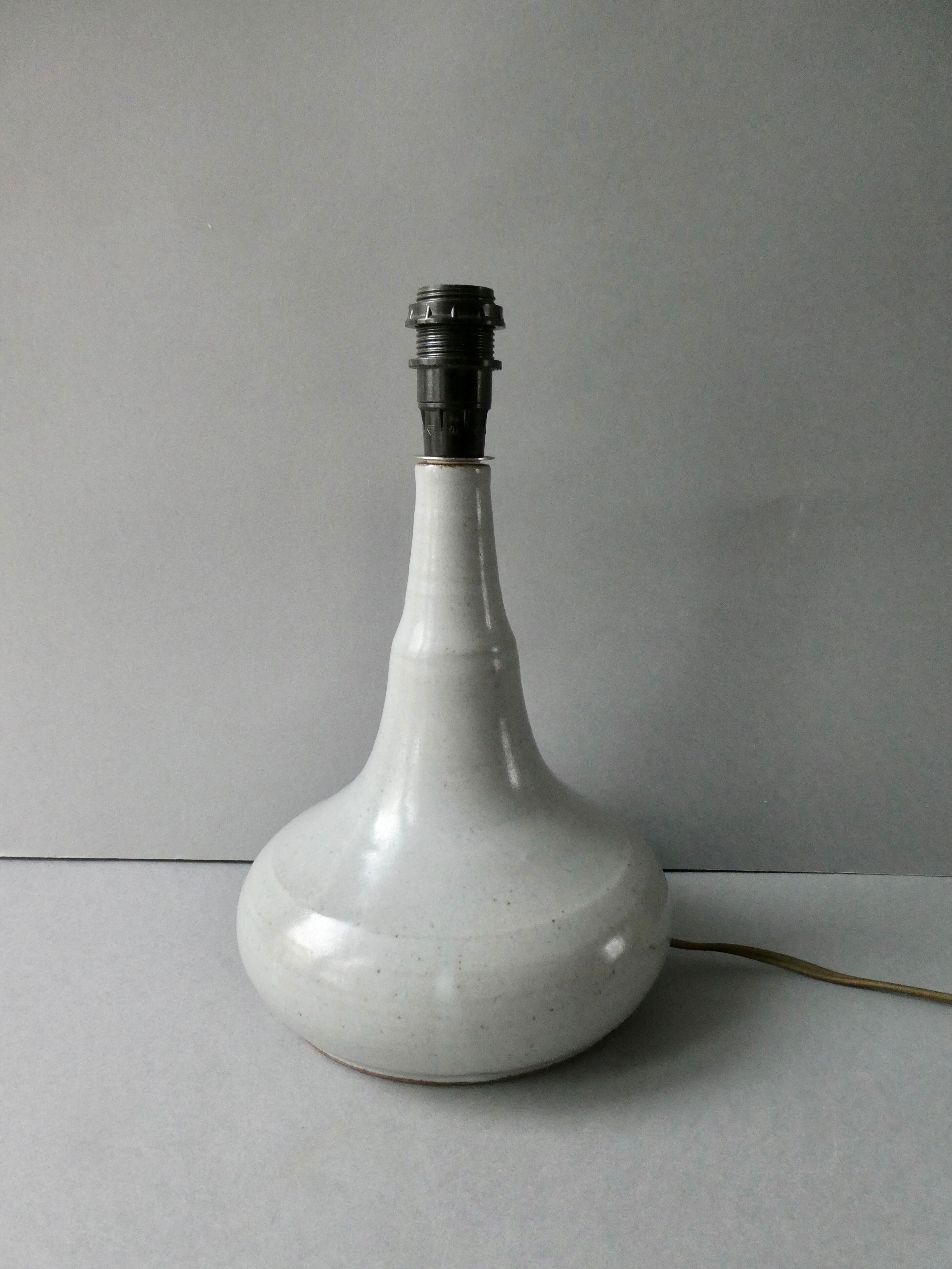 Lampe en grès ton gris bleu des années 70