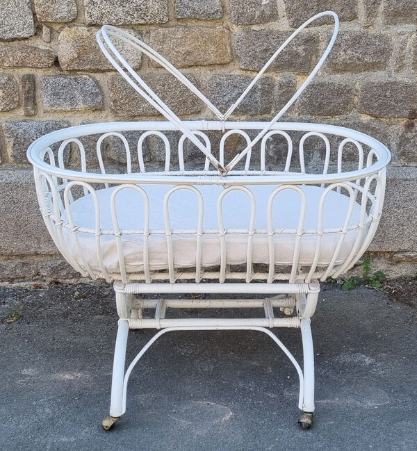 Lit berceau bambou rotin à roulettes, blanc, avec anse, vintage, années 60
