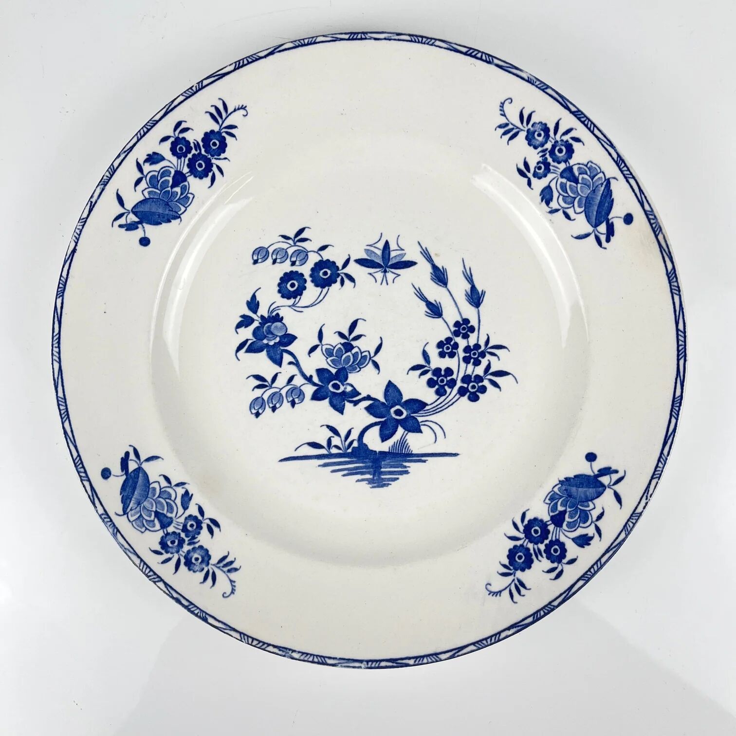 Flat plate "Grand bouquet", Boch brothers, La Louvière, Belgium, 1920