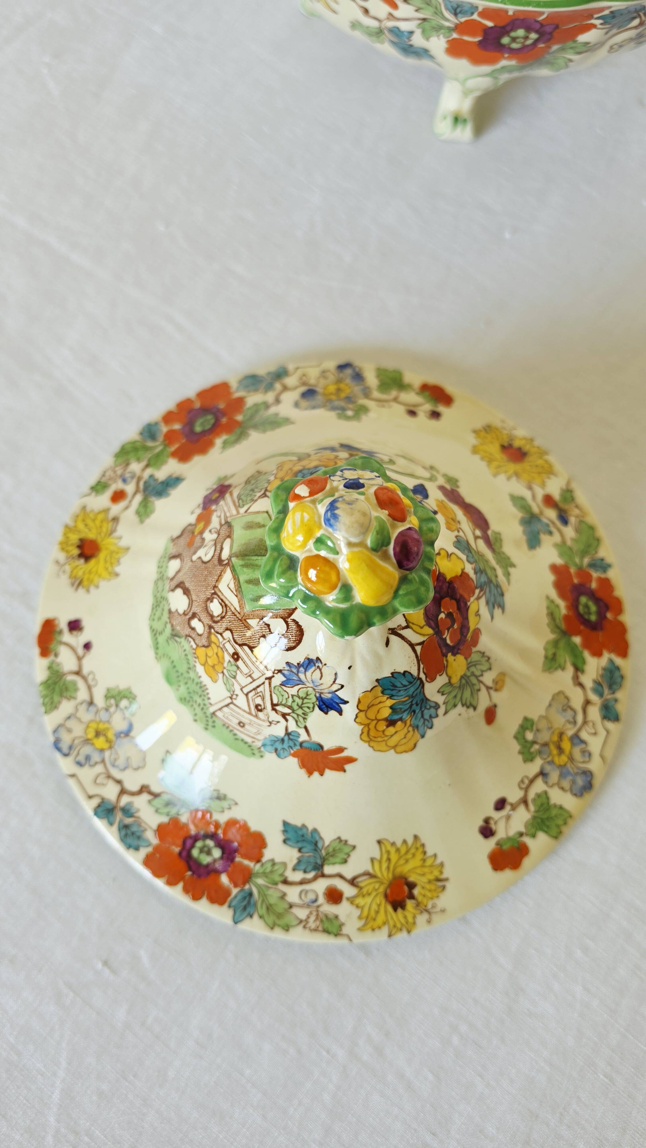 Antique soup tureen on feet from the prestigious English manufacturer Mason's,