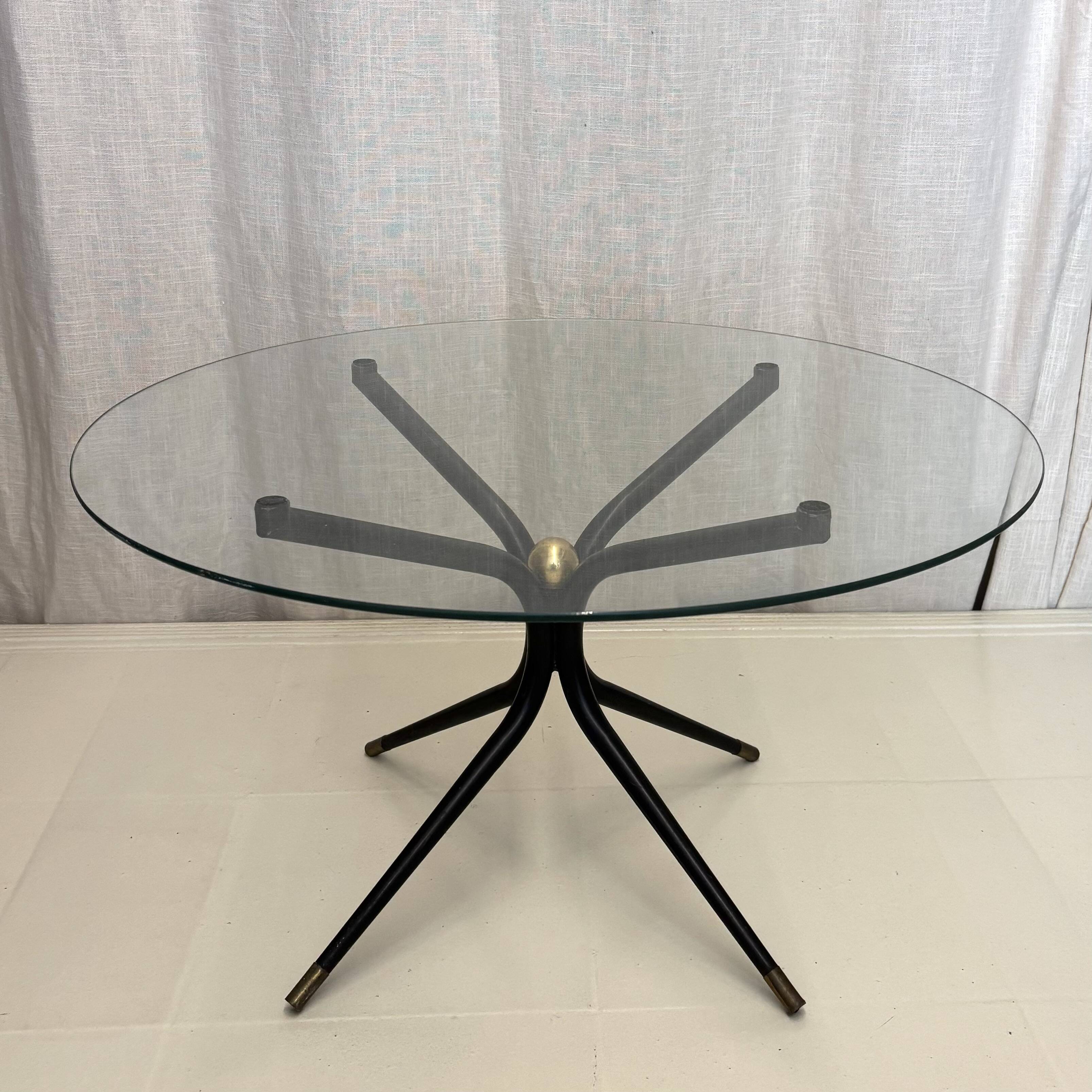 Table basse en verre et laiton, années 50