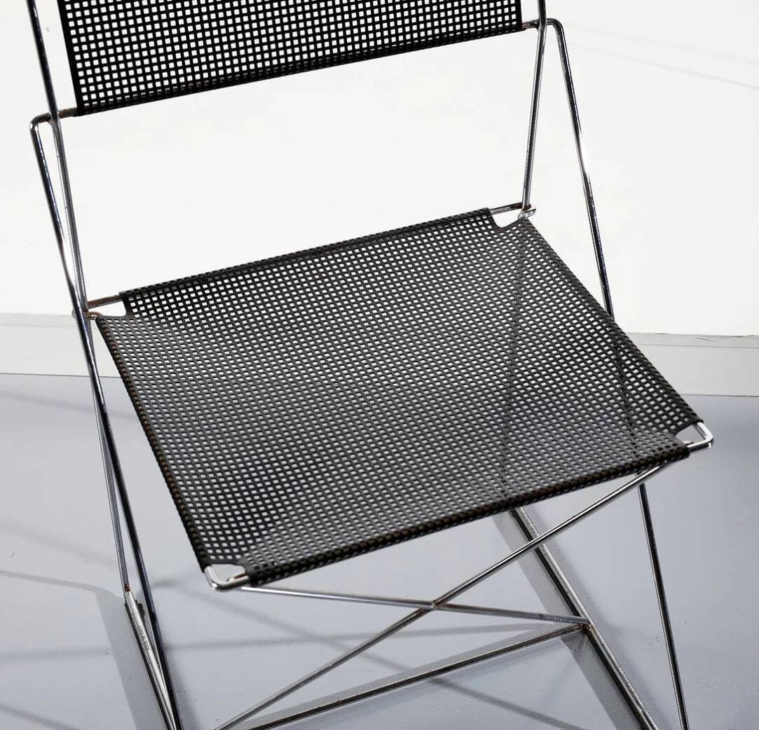 Quatre chaises empilables Nuova X-Line de Niels Jorgen Haugesen  pour Magis