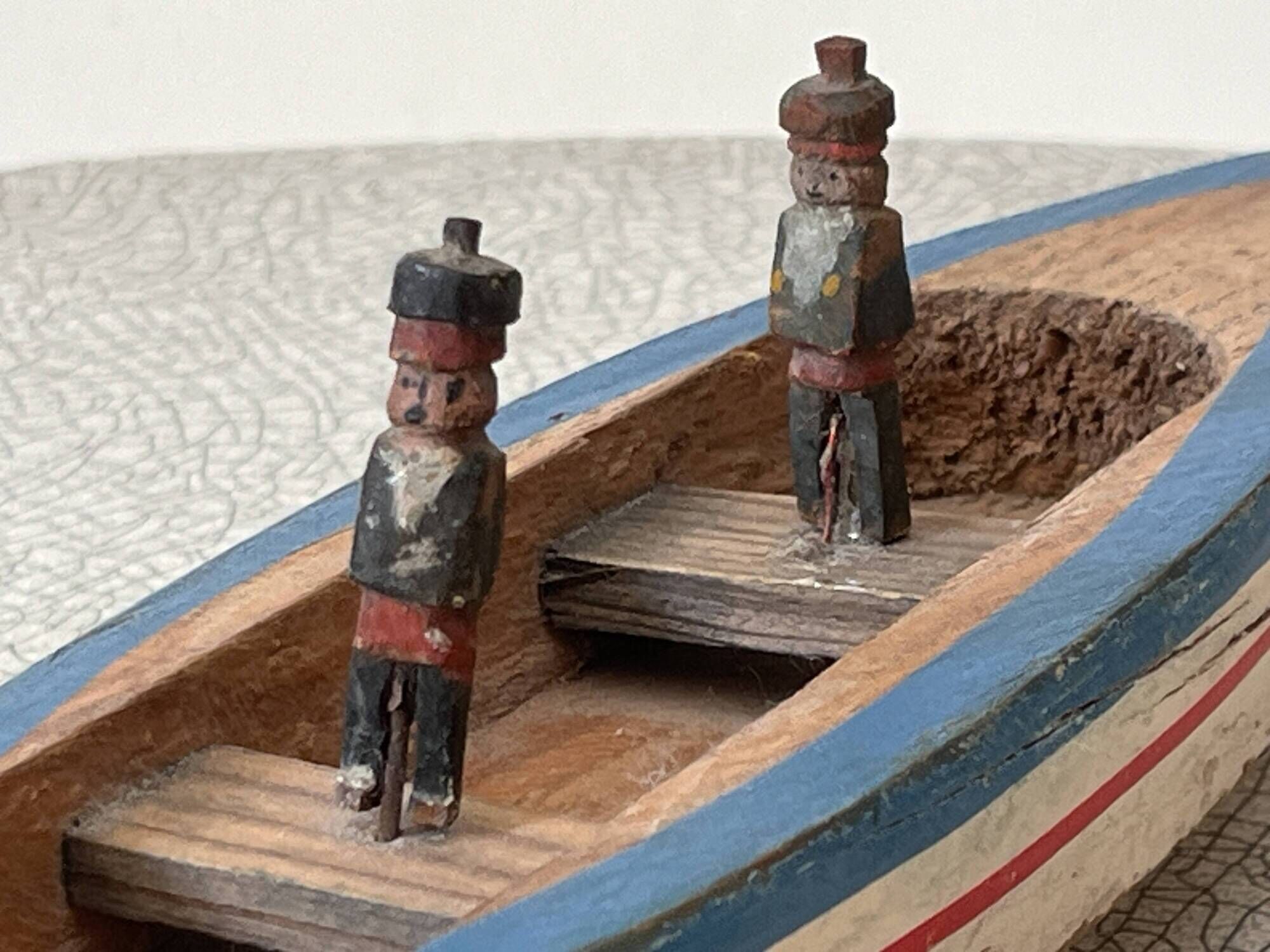 Wooden basin barque from the brand Giraud Sauveur with 2 sailors.