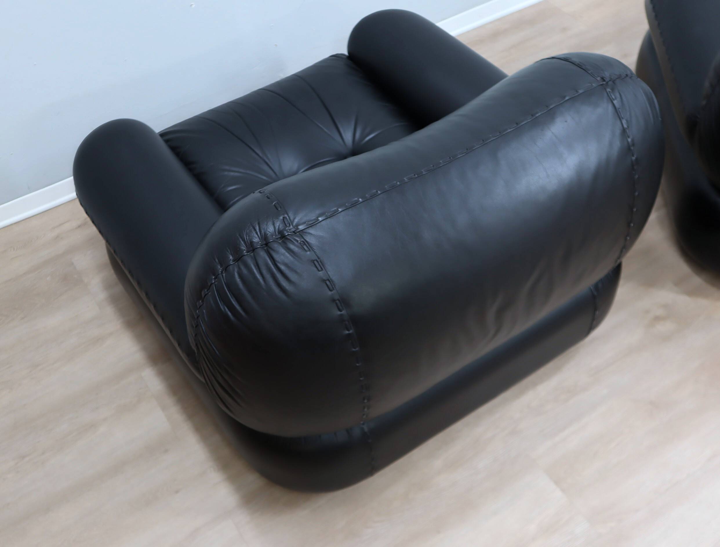 Pair of Mobil Girgi Sapporo armchairs black leather Italy 1970s