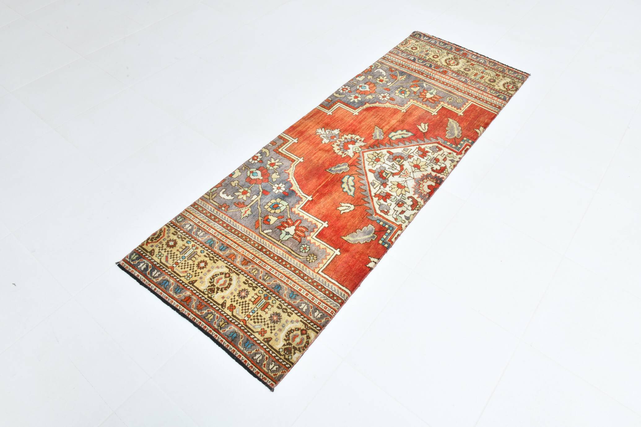 Tapis persan à motif oriental rouge et gris