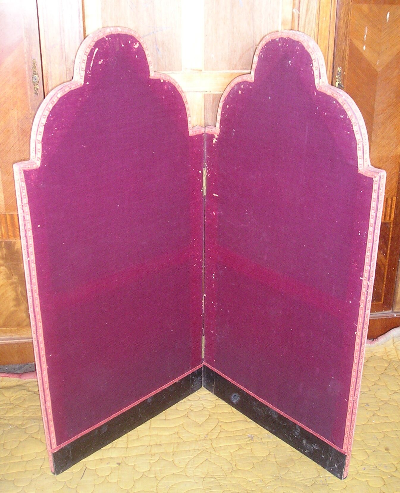 Old screen with 2 sheets in fabric