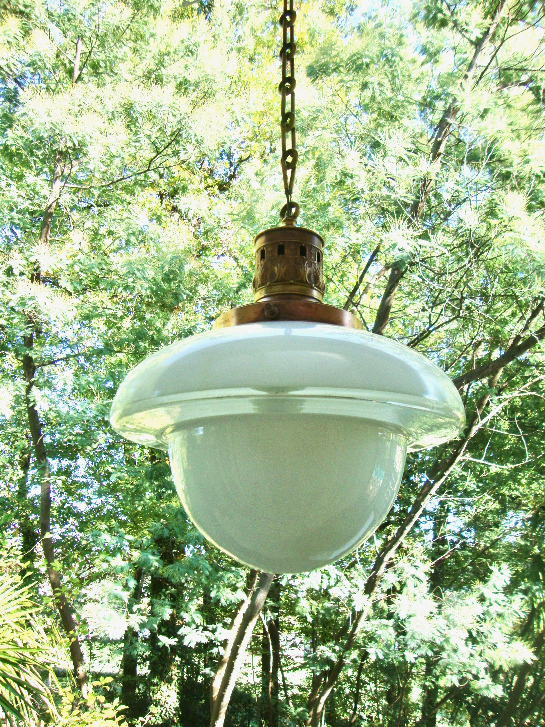 Opaline suspension at the end of the 19th century