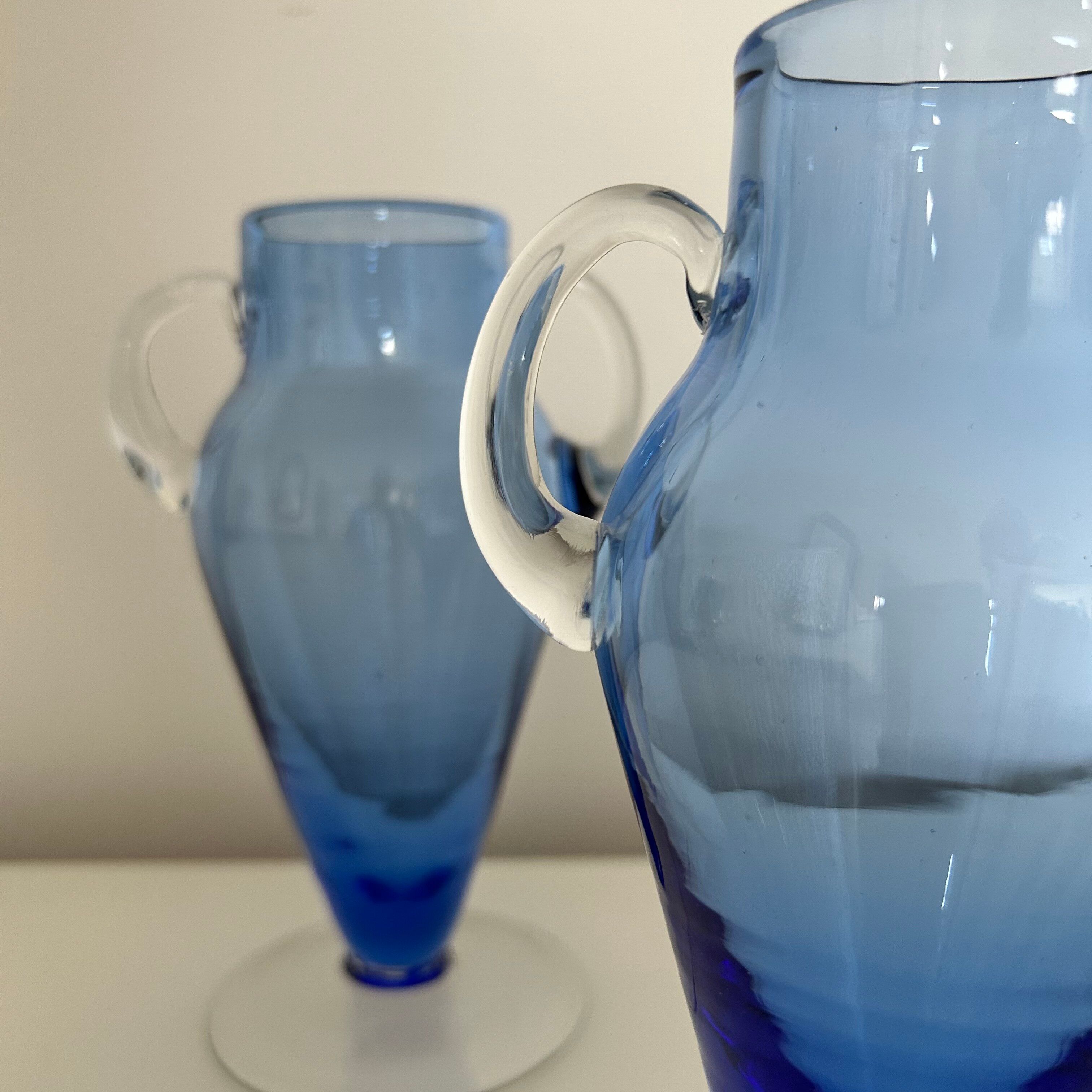 Paire de vases en verre bleu glacier