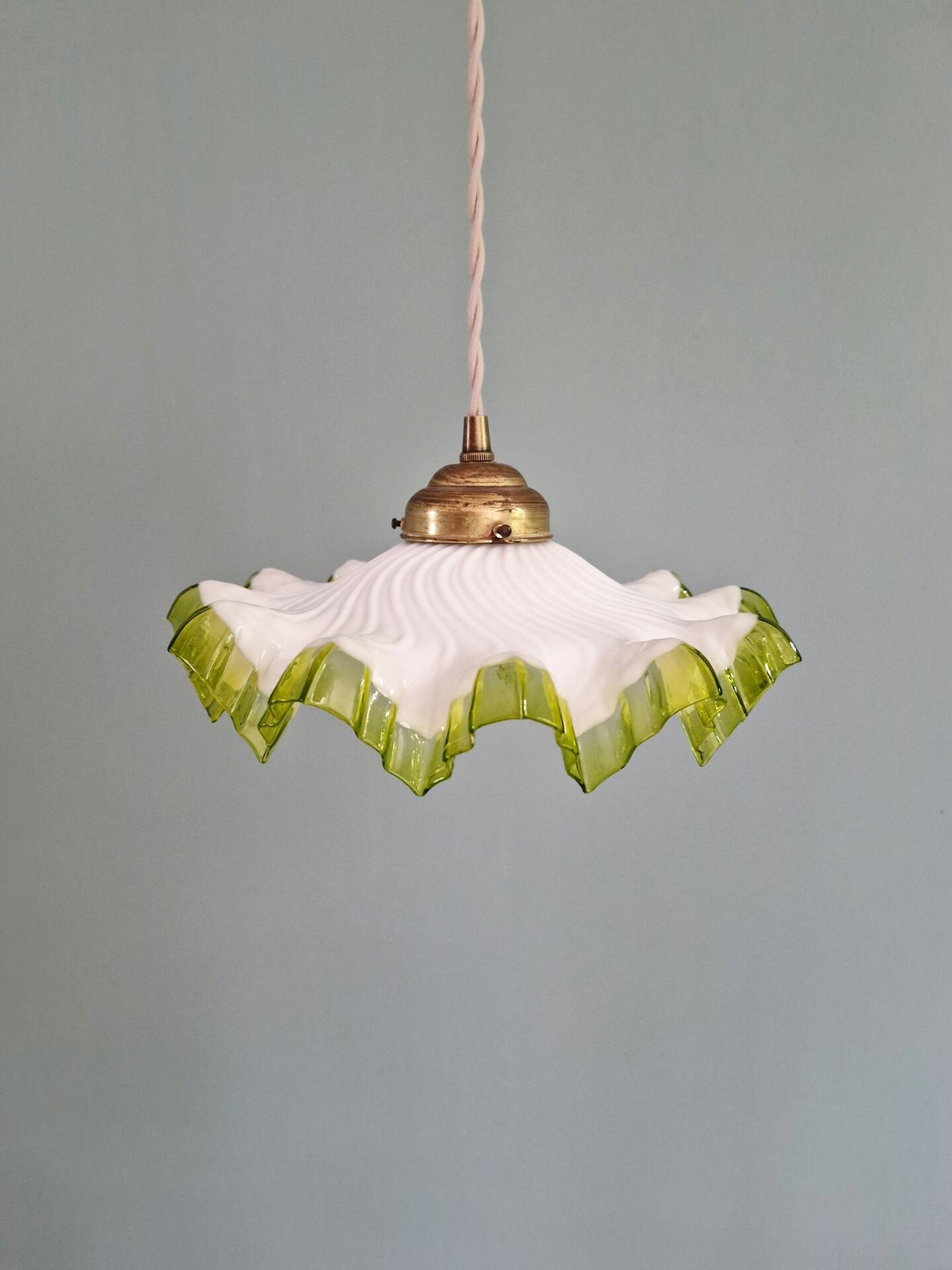 Art Deco suspension in white opaline with a scalloped design, 1920-30.