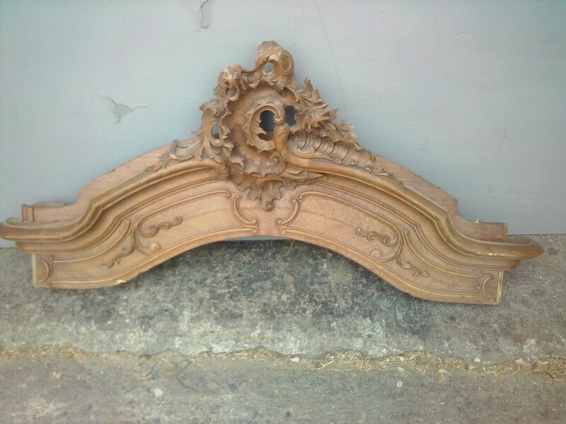 Pediment Louis XV in carved wood shell dating from the 1930 in walnut