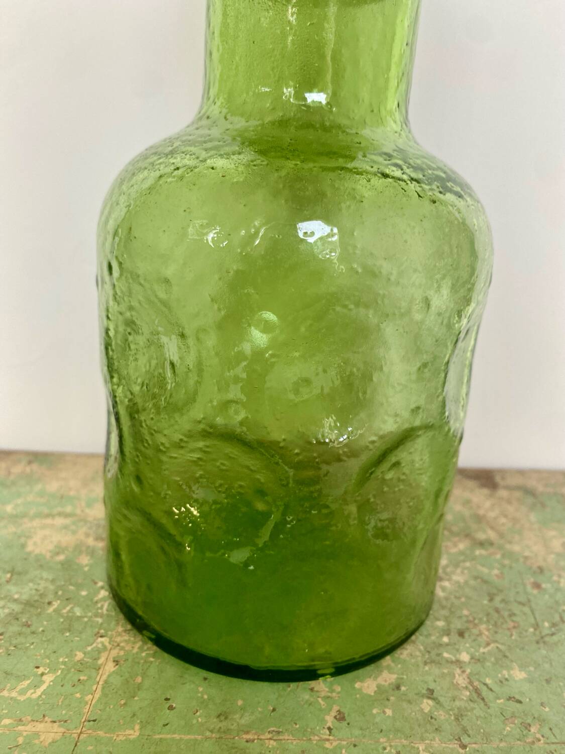 Lot de trois carafes en verre depoli