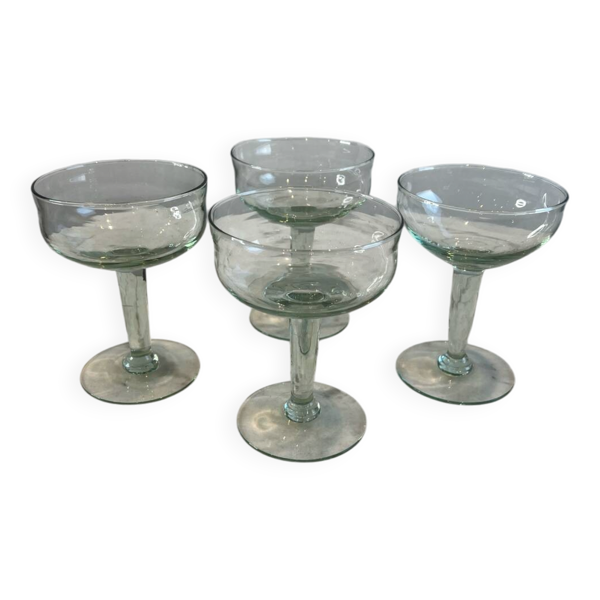 Lot de quatre verre à pied en verre soufflé