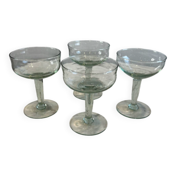 Lot de quatre verre à pied en verre soufflé