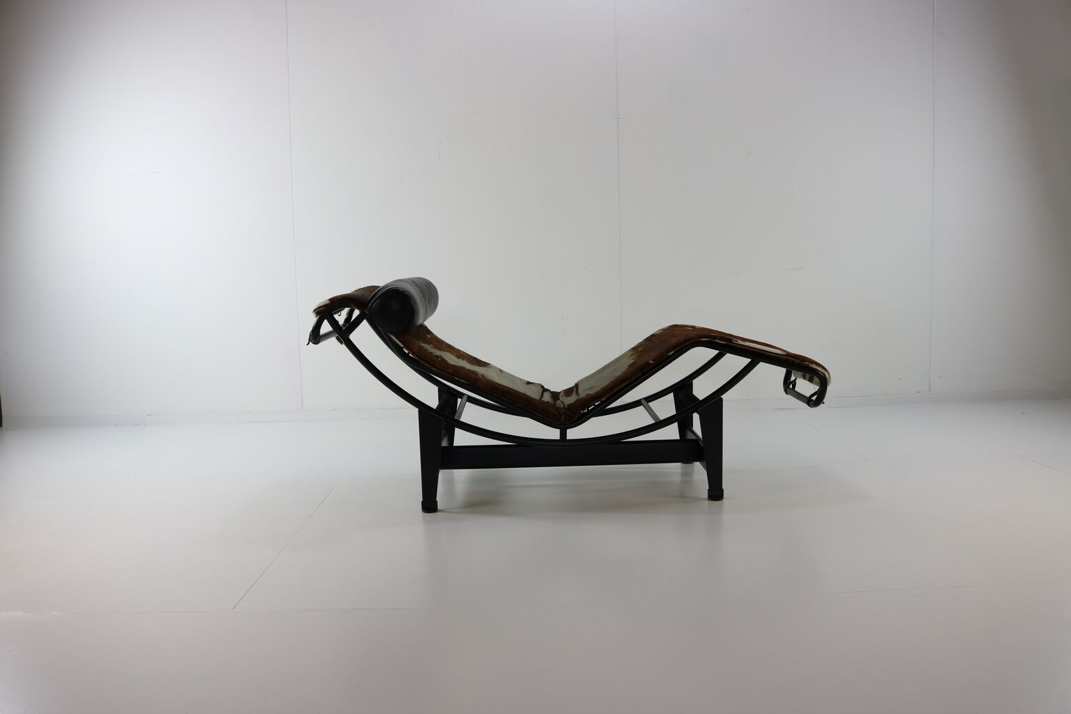 LC4 Le Corbusier lounge chair