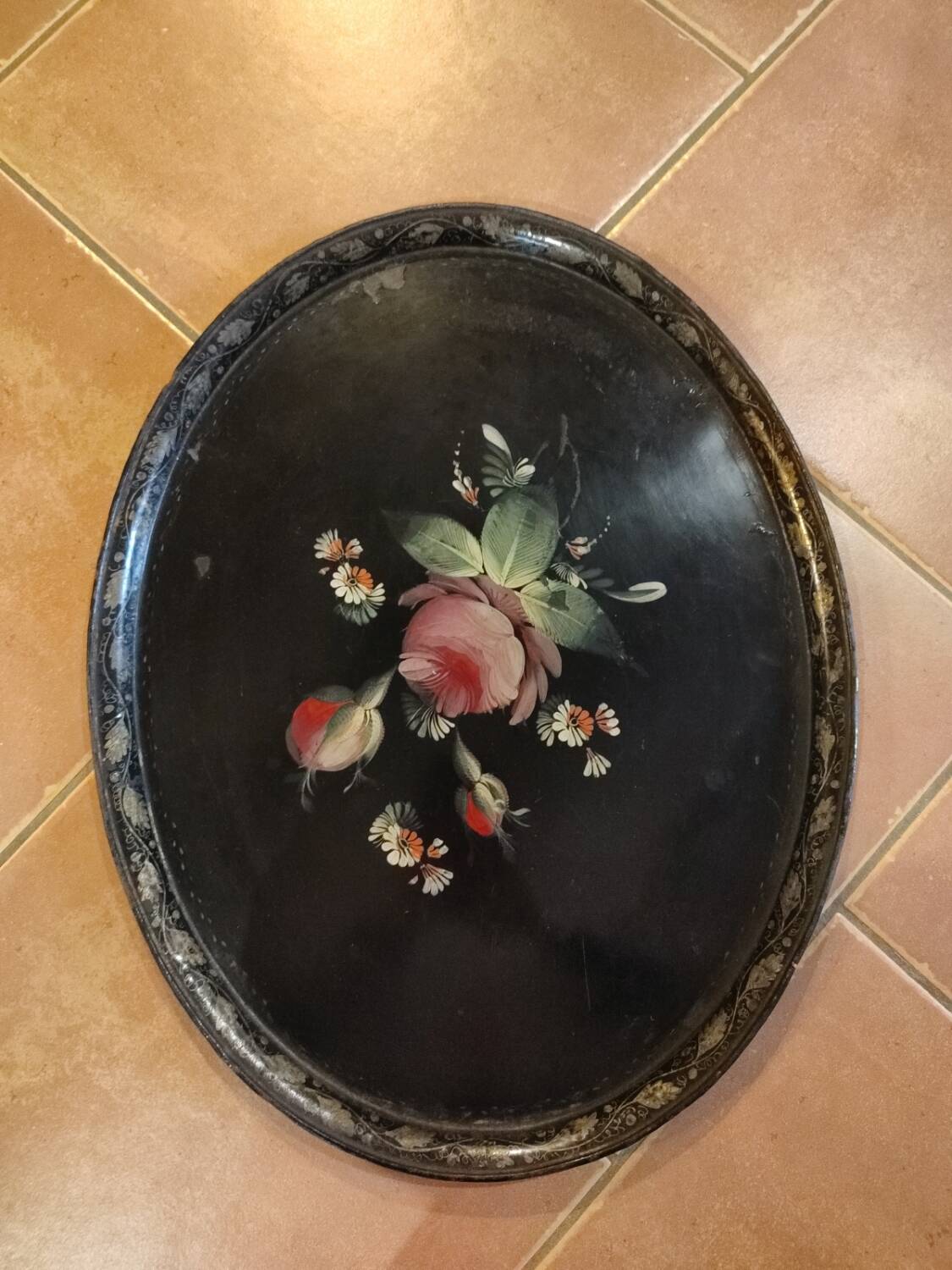 Hand-painted tray in enamelled sheet metal with a bouquet of Napoleon flowers