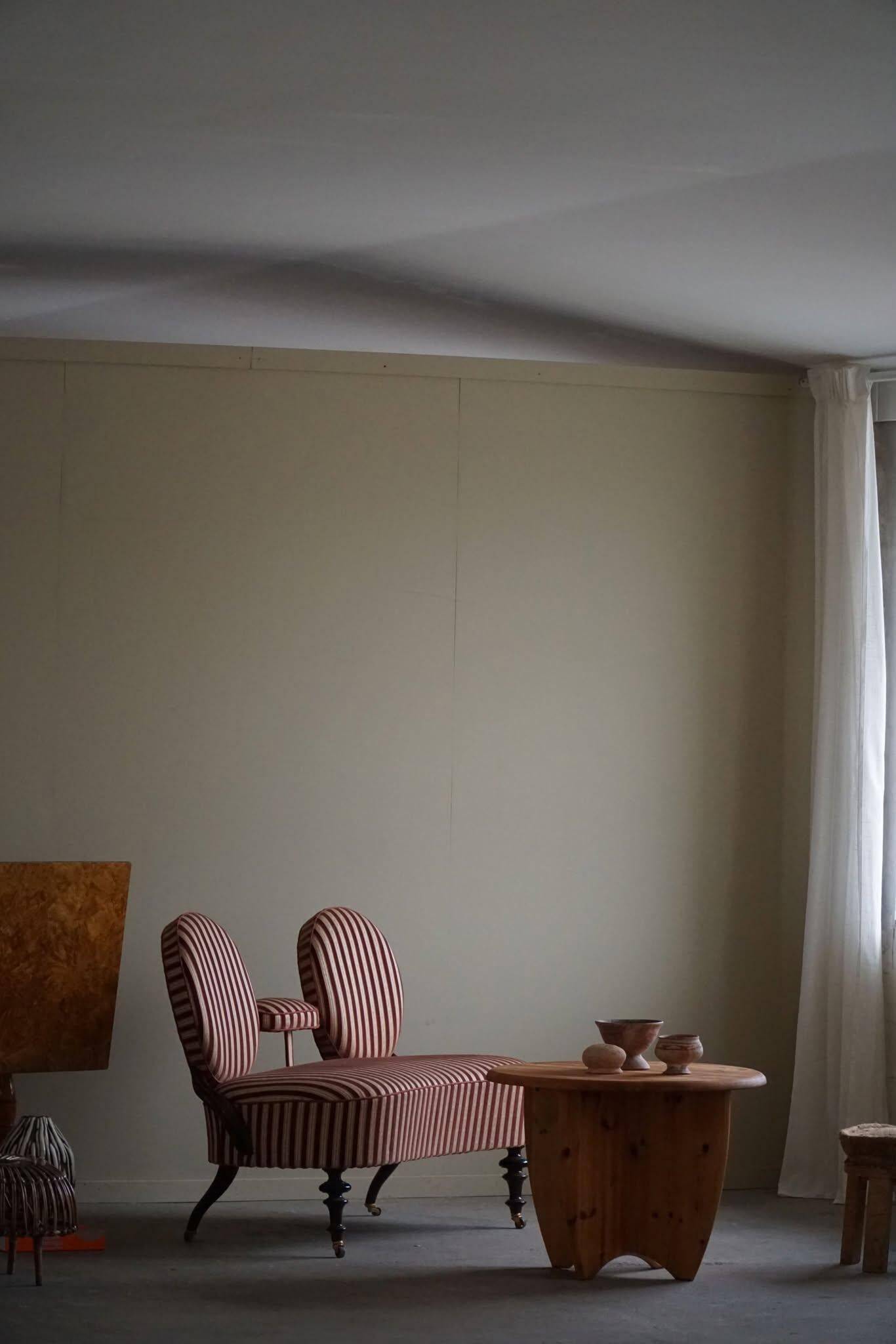 Modern round Danish coffee table in solid pine, Rainer Daumiller style, 1970s.