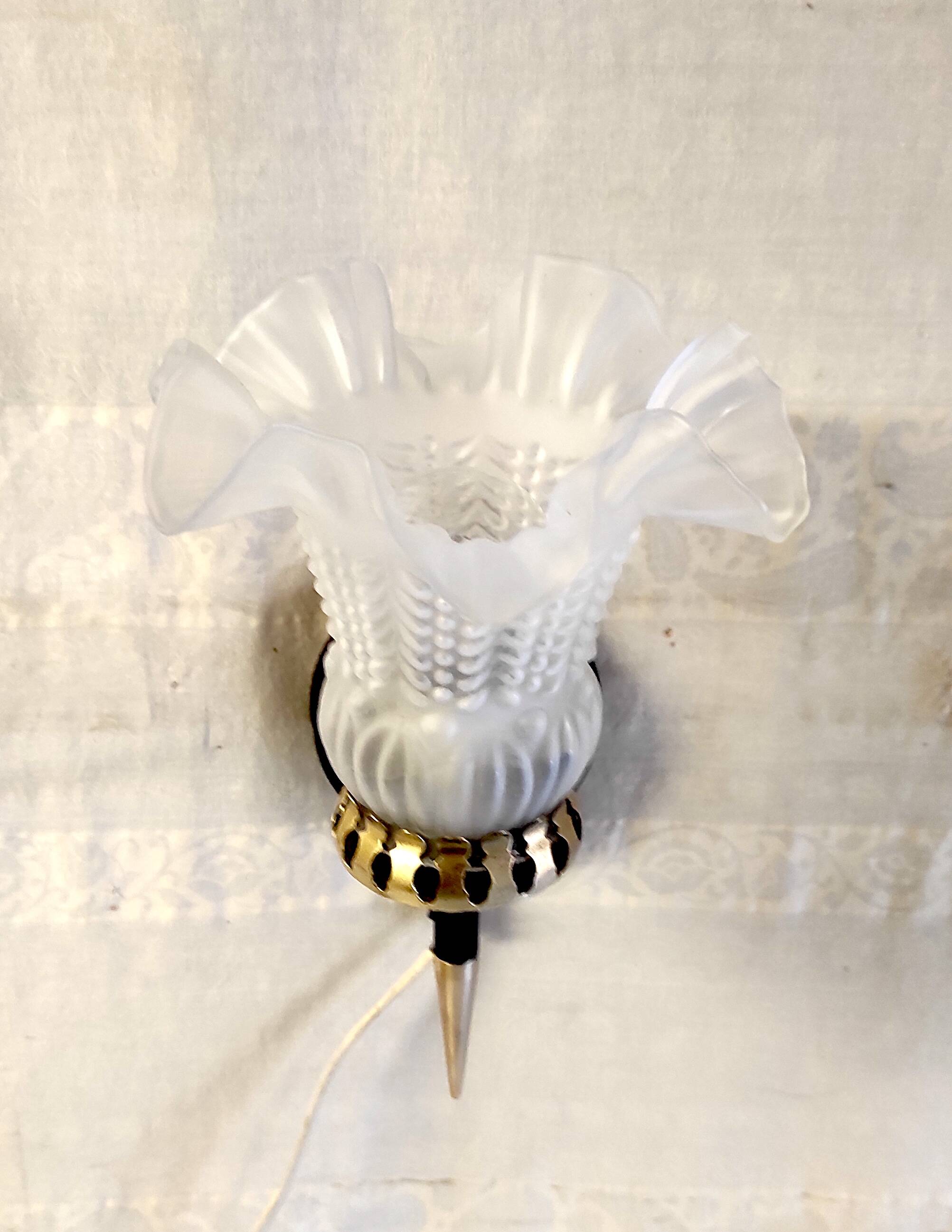 Art Deco wall light in brass with glass shade - mid 20th century.