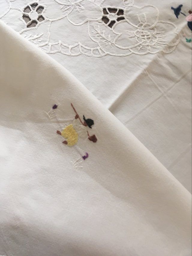 Oval tablecloth and napkins in white cotton embroidered in color
