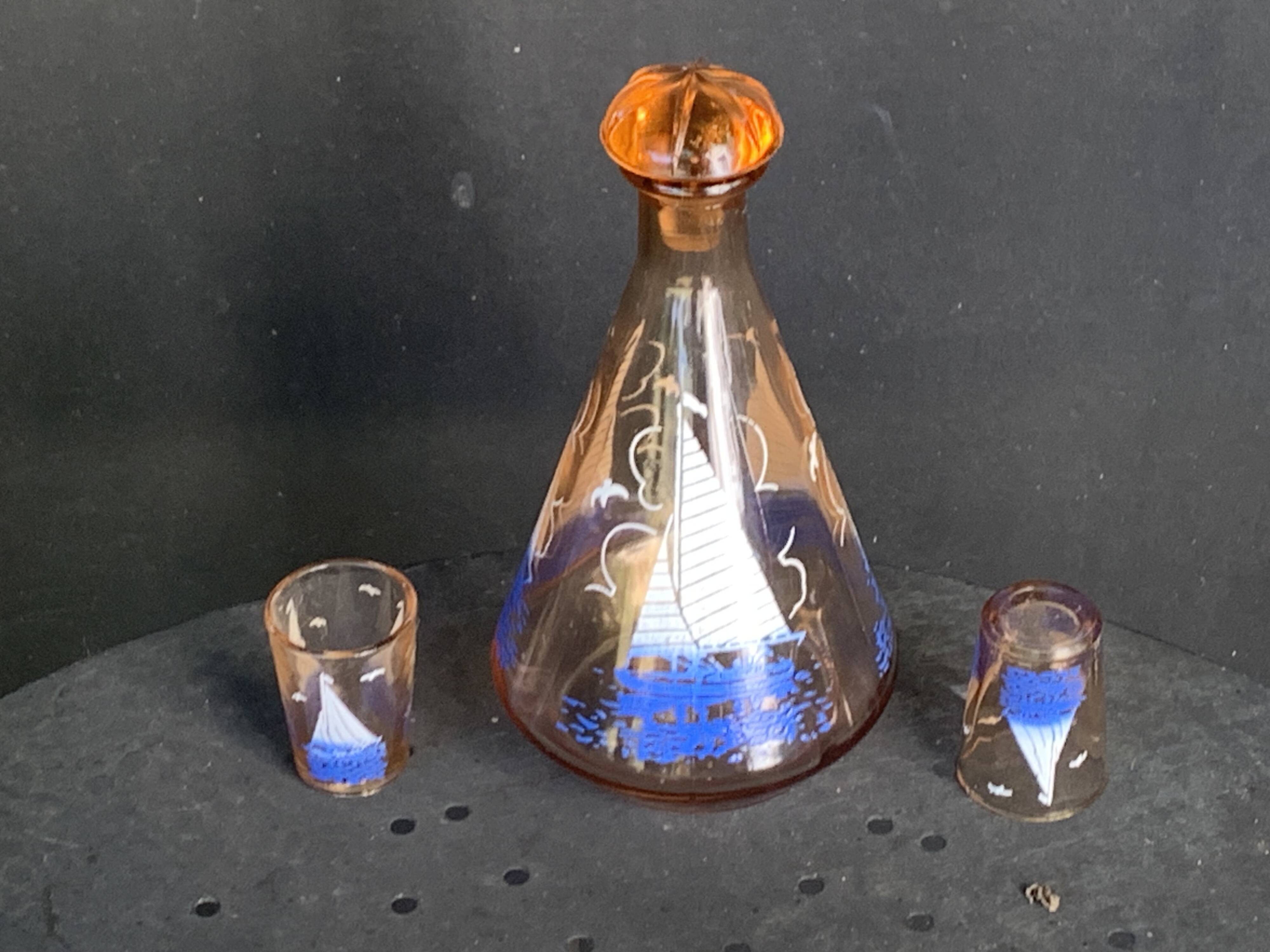 Service a liqueur, carafe en verre rose et 10 petits verres motif voilier