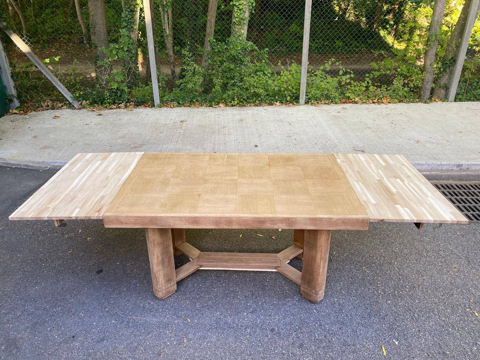 Table à manger brutaliste extensible décapée en chêne campagne chic 1950