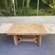 Table à manger brutaliste extensible décapée en chêne campagne chic 1950