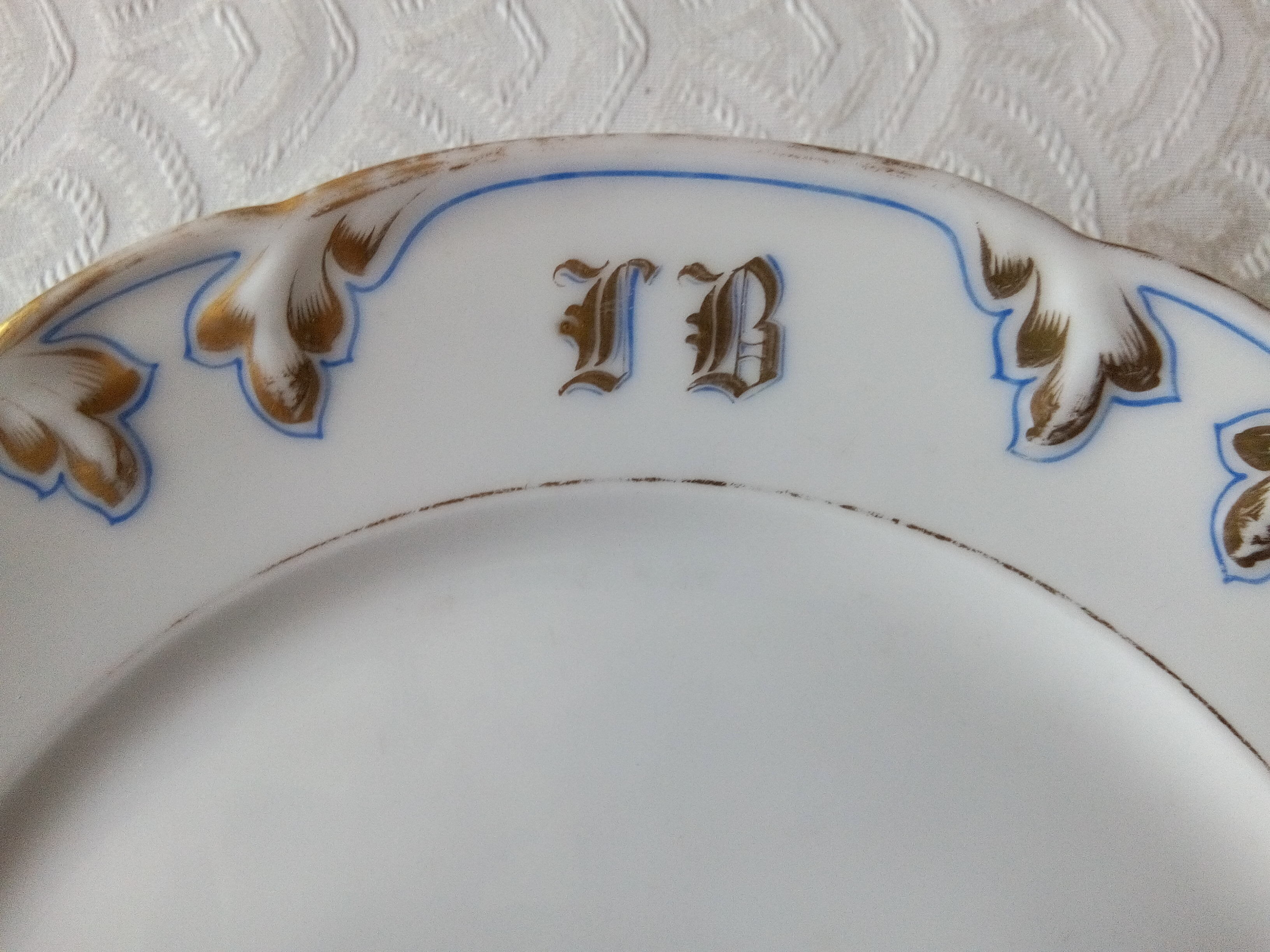 19th-century PORCELAIN cake dish