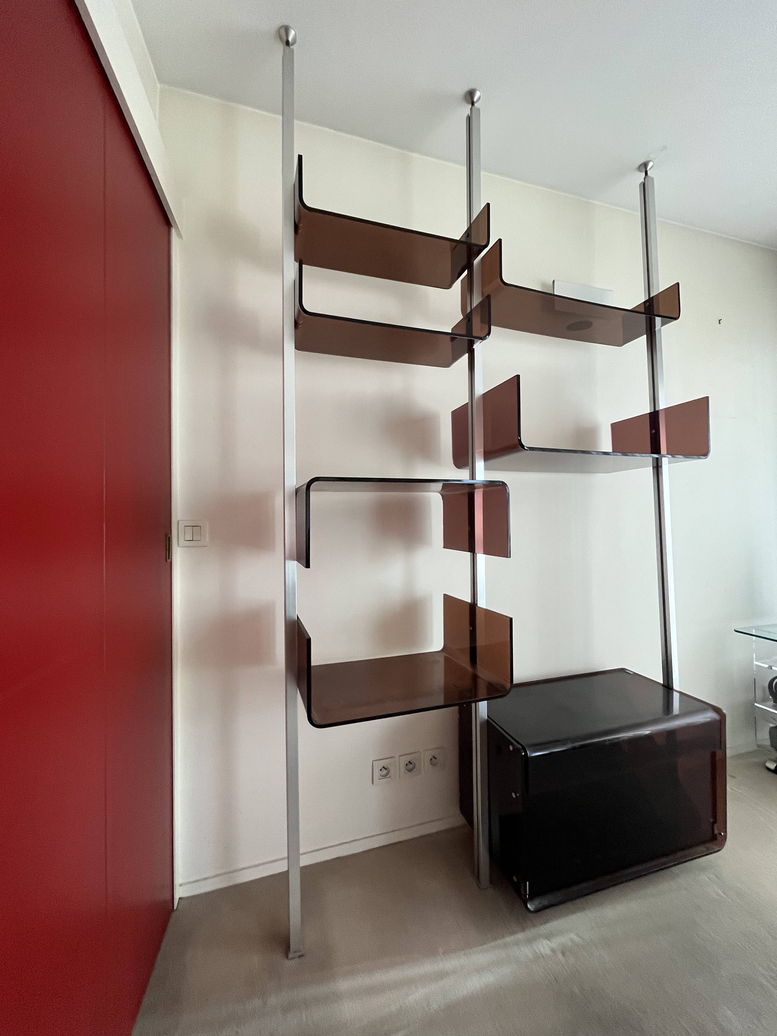 Modular bookcase in aluminum and smoked plexiglass