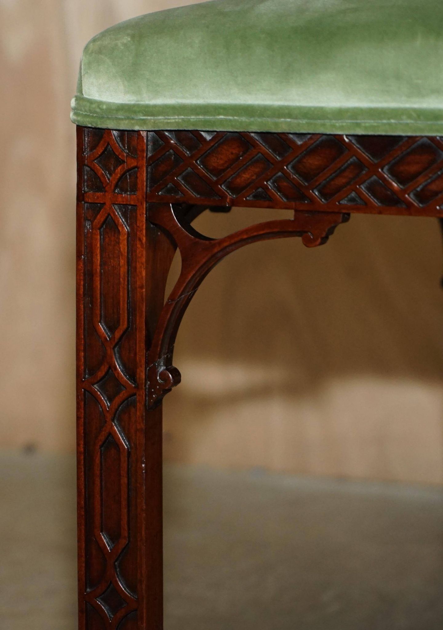 Paire de chaises d'appoint victorien Thomas Chippendale finement sculptées