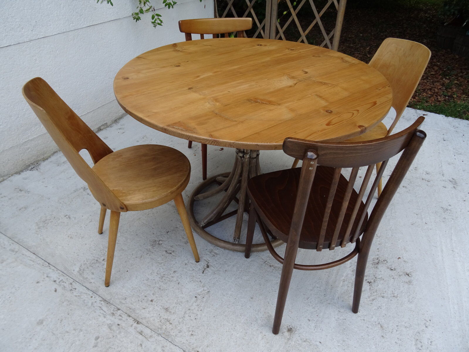 Tulip footing round table