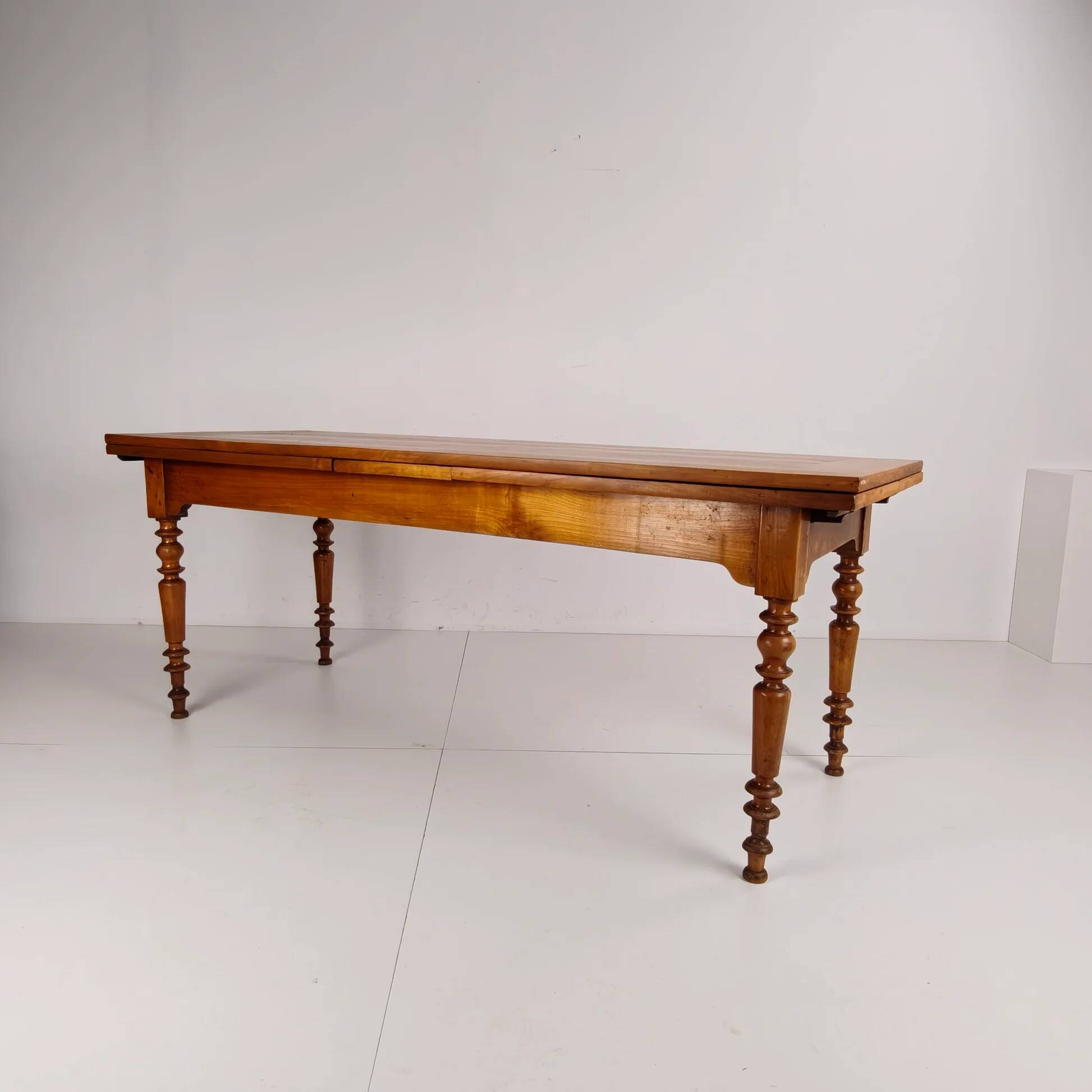 Table à manger extensible en cerisier français élégant du 20ème siècle