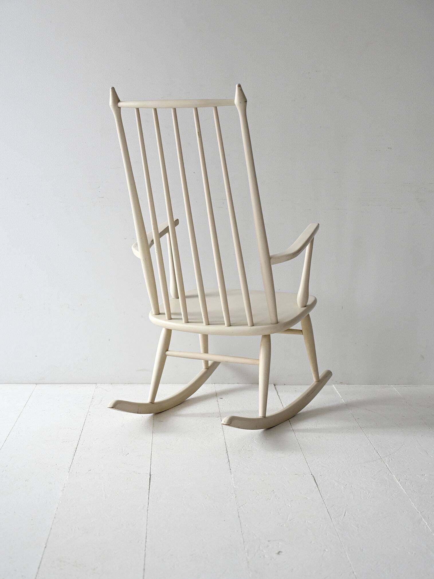 Fauteuil à bascule scandinave vintage en bois laqué blanc