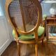 Fauteuil de style Louis XVI en velours et rotin