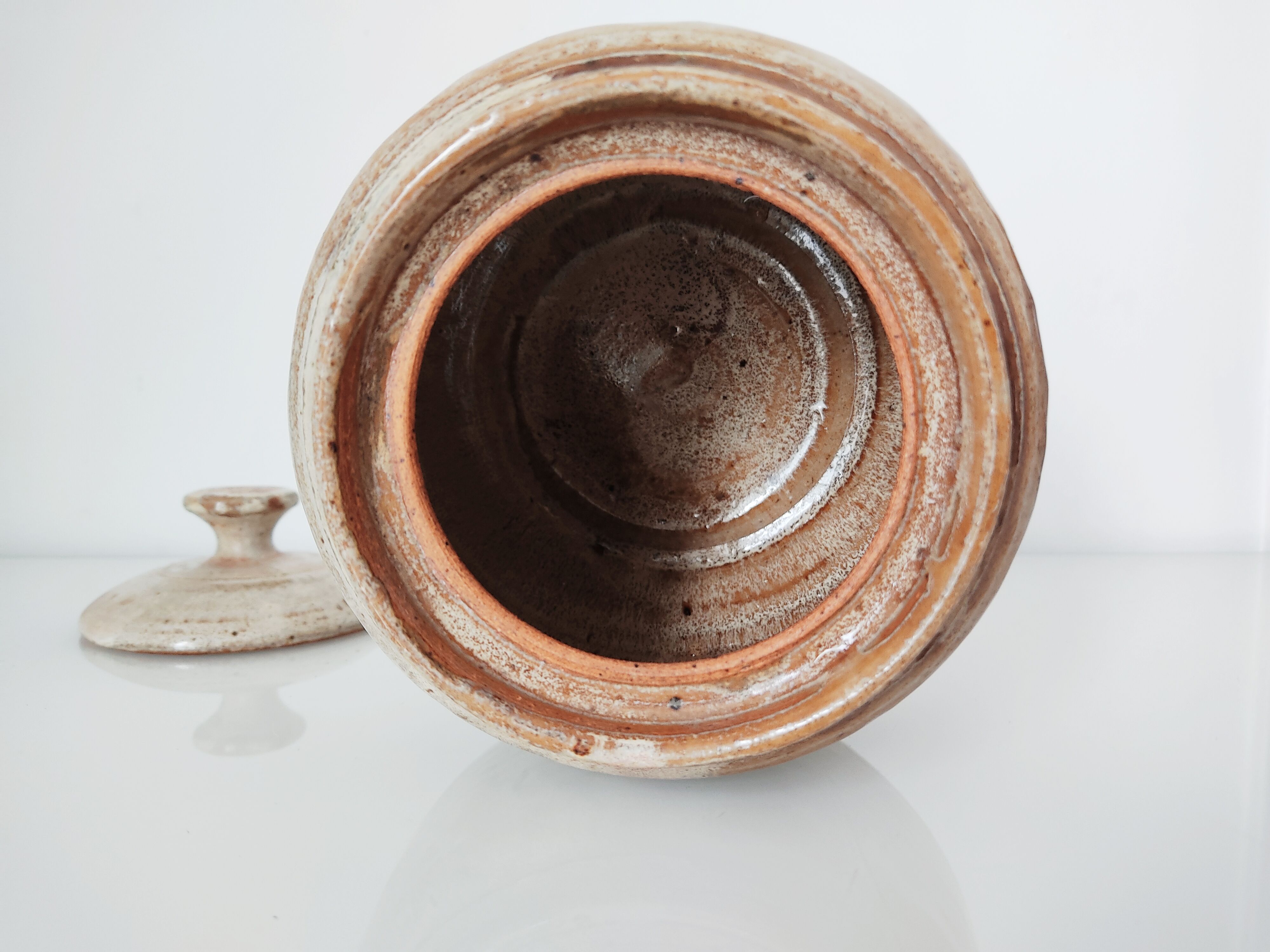 Pot couvert vintage en grès signé