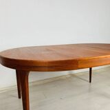 Extendable round table