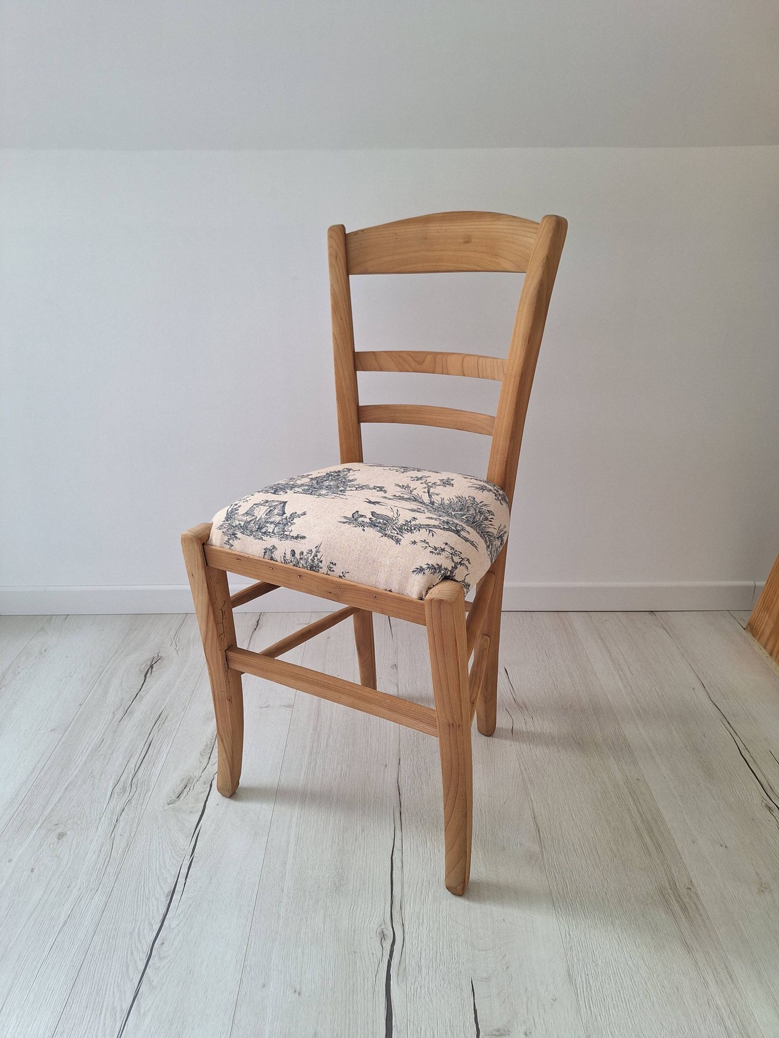 Country chair in blue toile de Jouy
