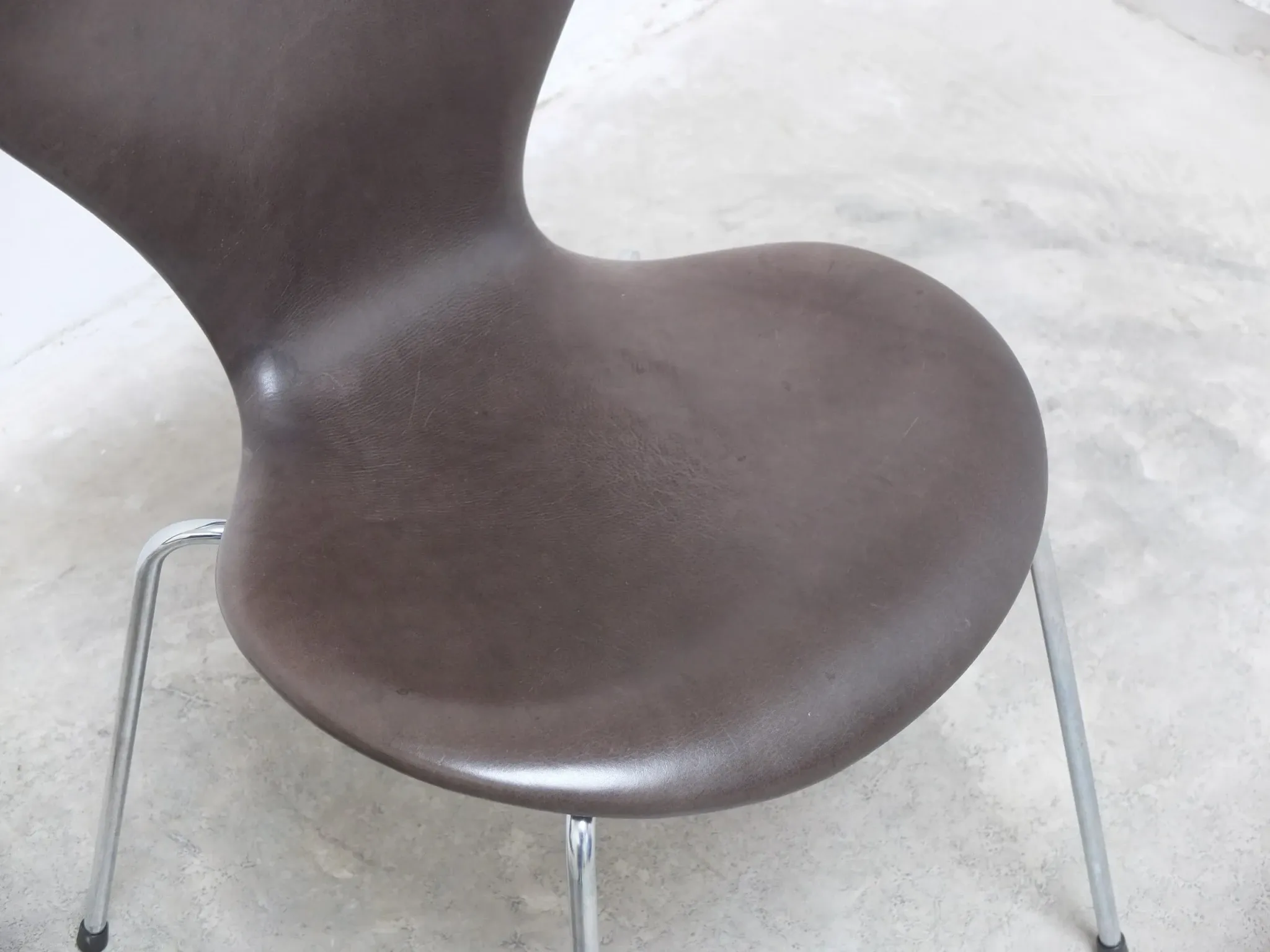 Set of 4 'Series 7' chairs in leather by Arne Jacobsen for Fritz Hansen, 1955