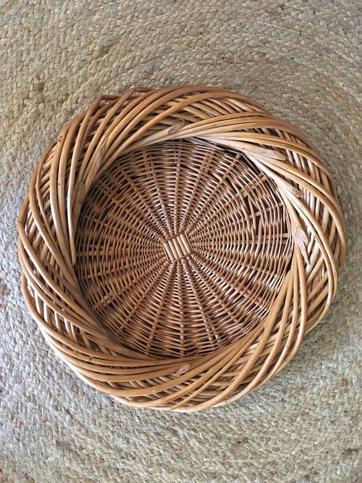 Round basket or braided wicker tray