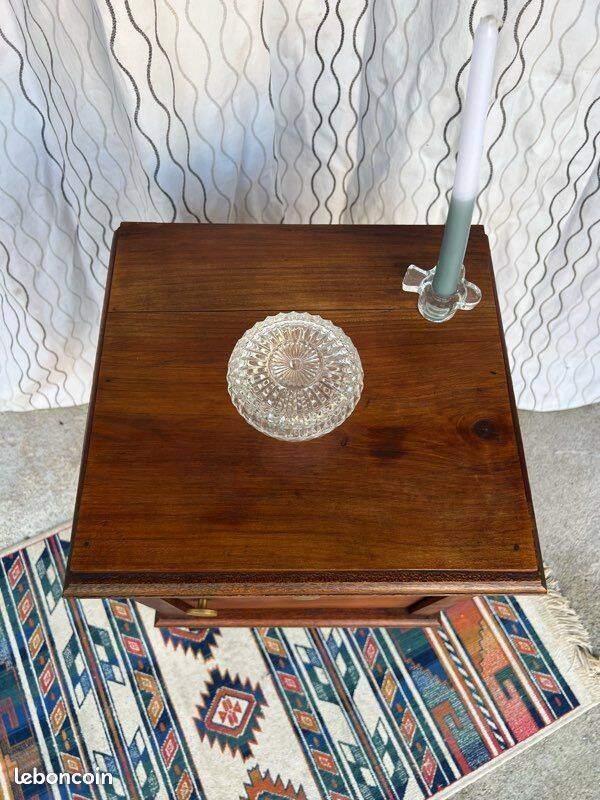 Vintage bedside table in solid wood – curved legs