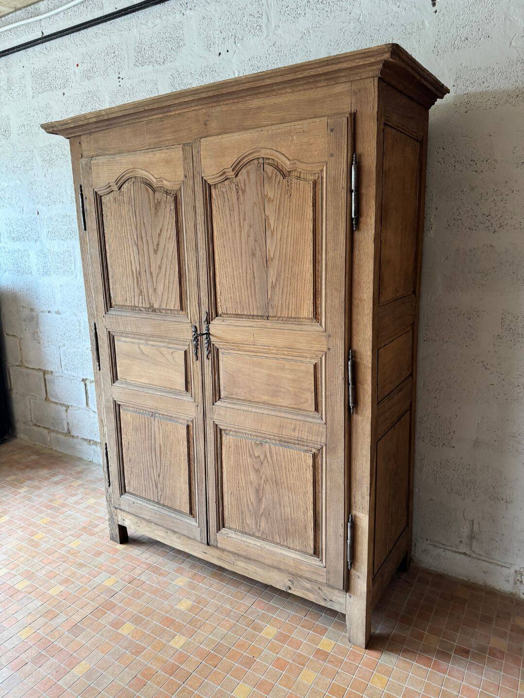 Antique oak wardrobe - Early 19th century