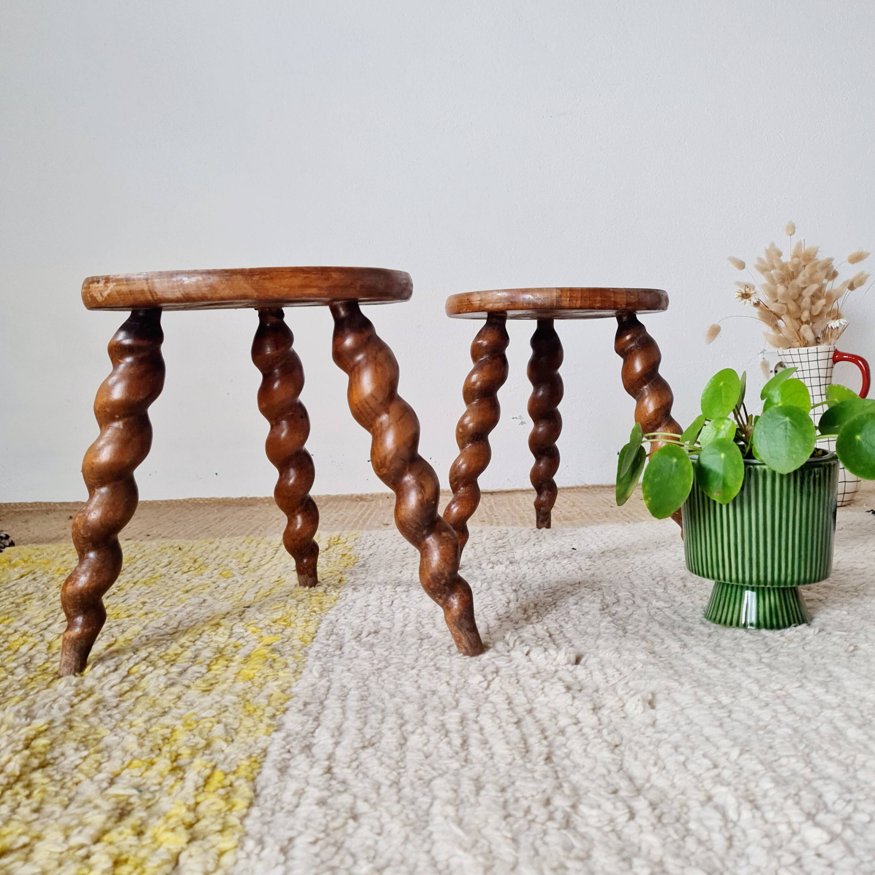 Paire de sellettes tripodes vintage en bois torsadé - tabourets