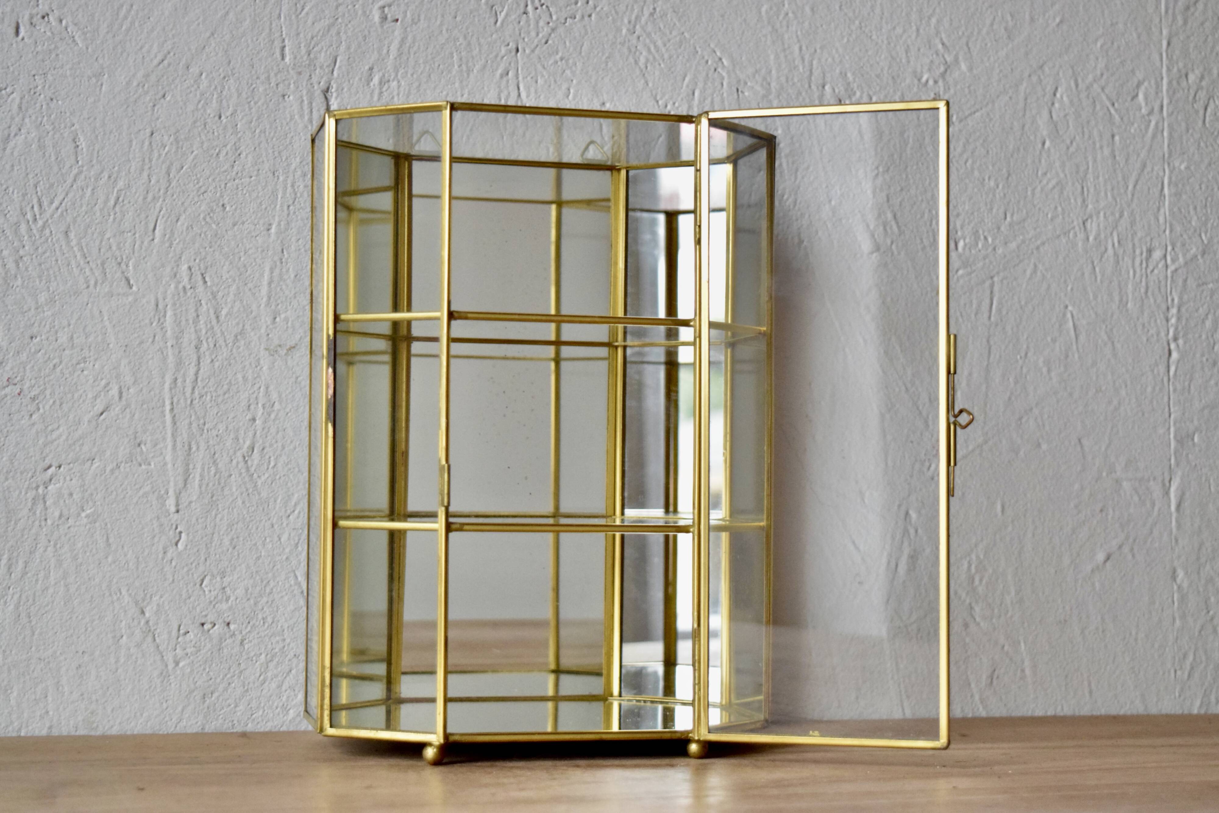 Small vintage octagonal display case in transparent glass, mirror glass and brass - jewelry display