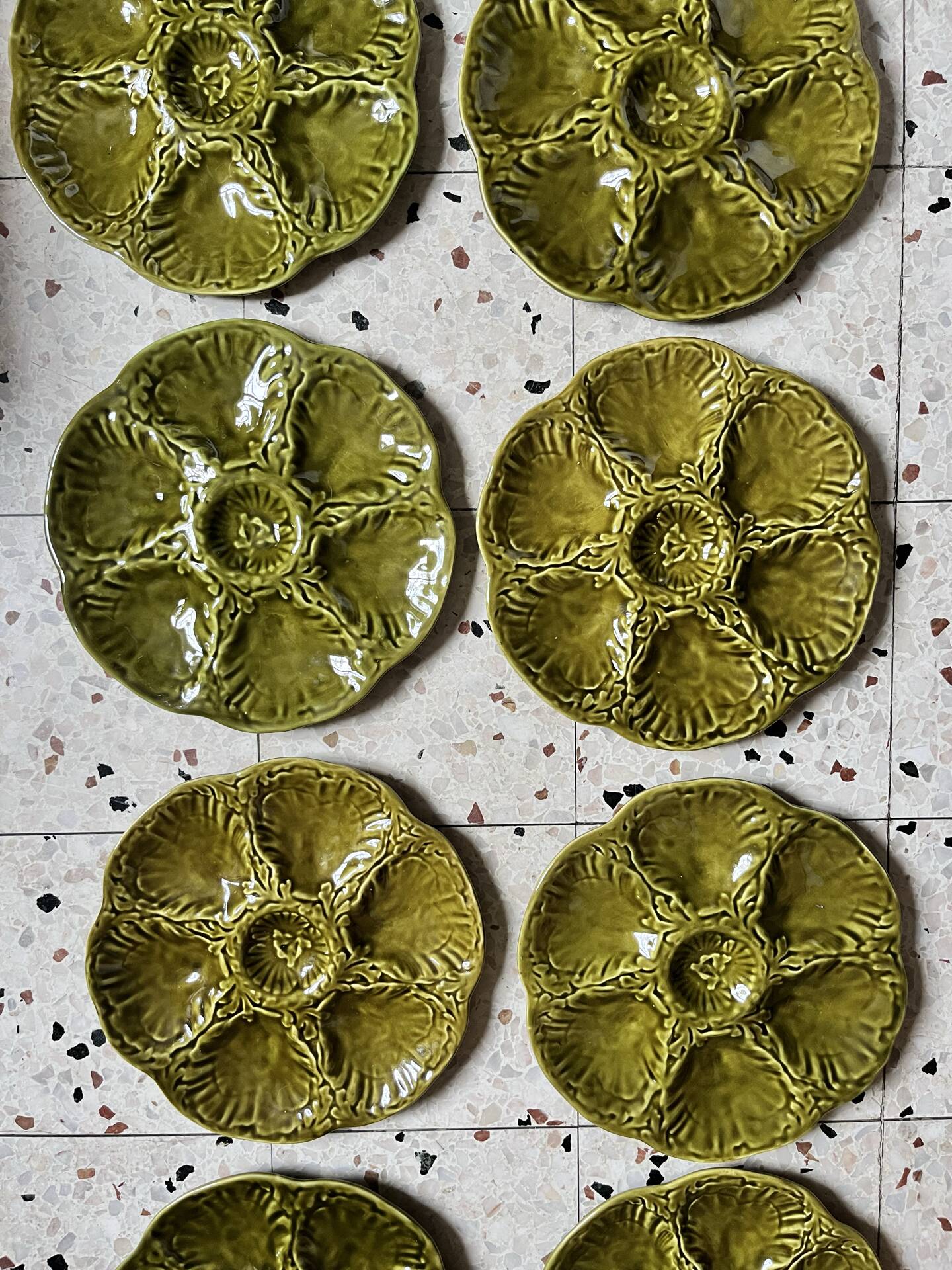 8 assiettes à huîtres Barbotine 