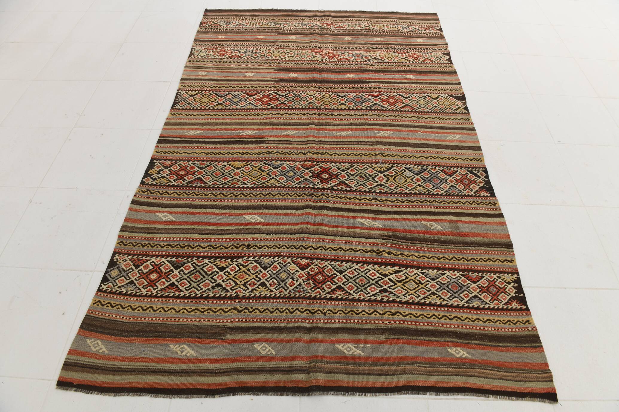 Kilim vintage tons rouges et bruns, motifs ethniques anatoliens, 156x244 Cm