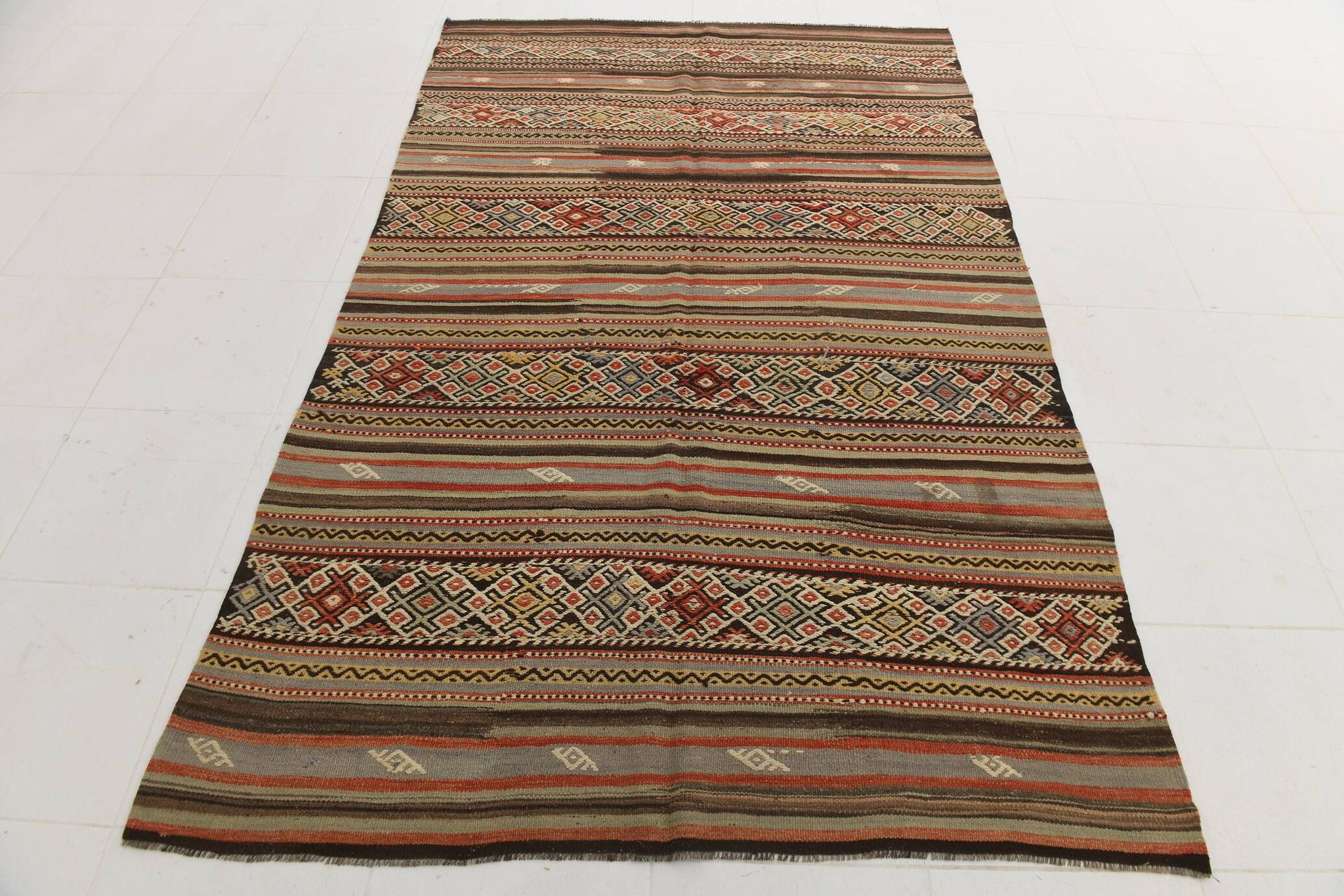 Kilim vintage tons rouges et bruns, motifs ethniques anatoliens, 156x244 Cm