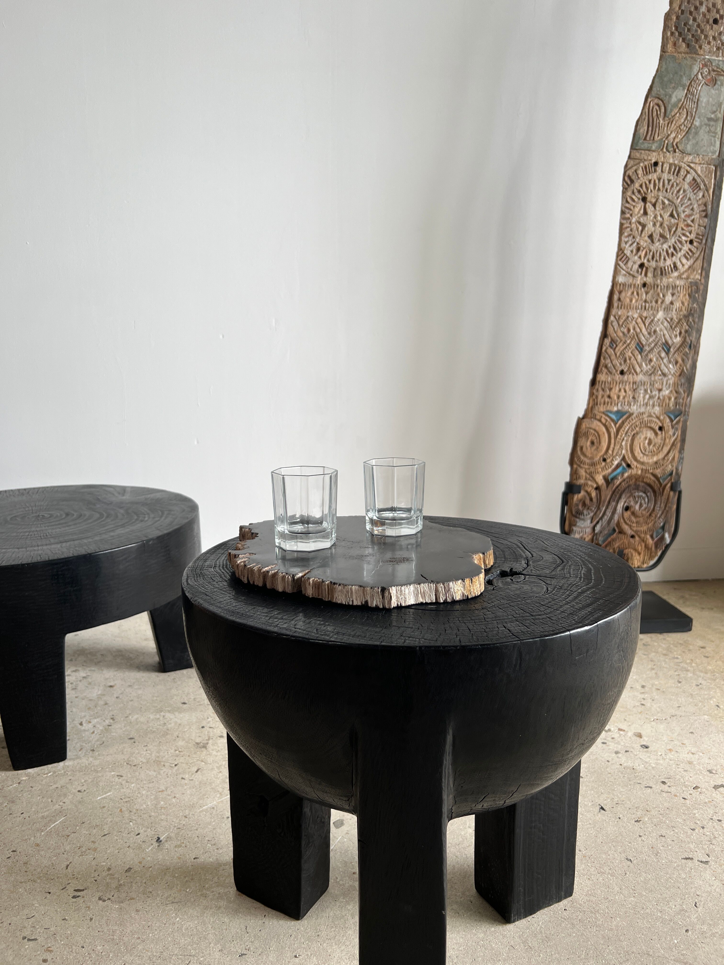 Black mango wood tripod side table with a semi-spherical top, height: 45 cm, diameter: 44 cm.
