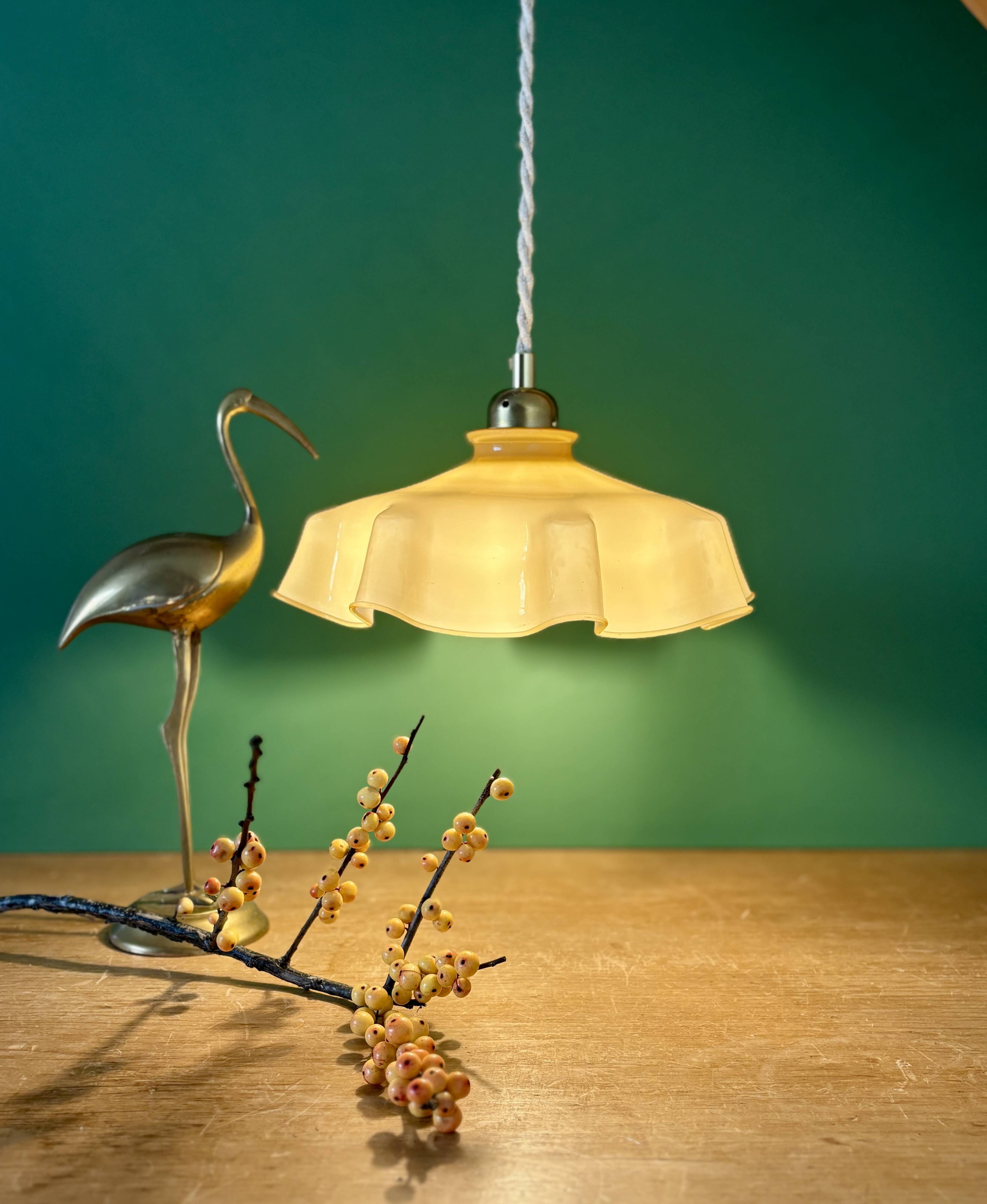 Suspension abat-jour vintage en opaline jaune
