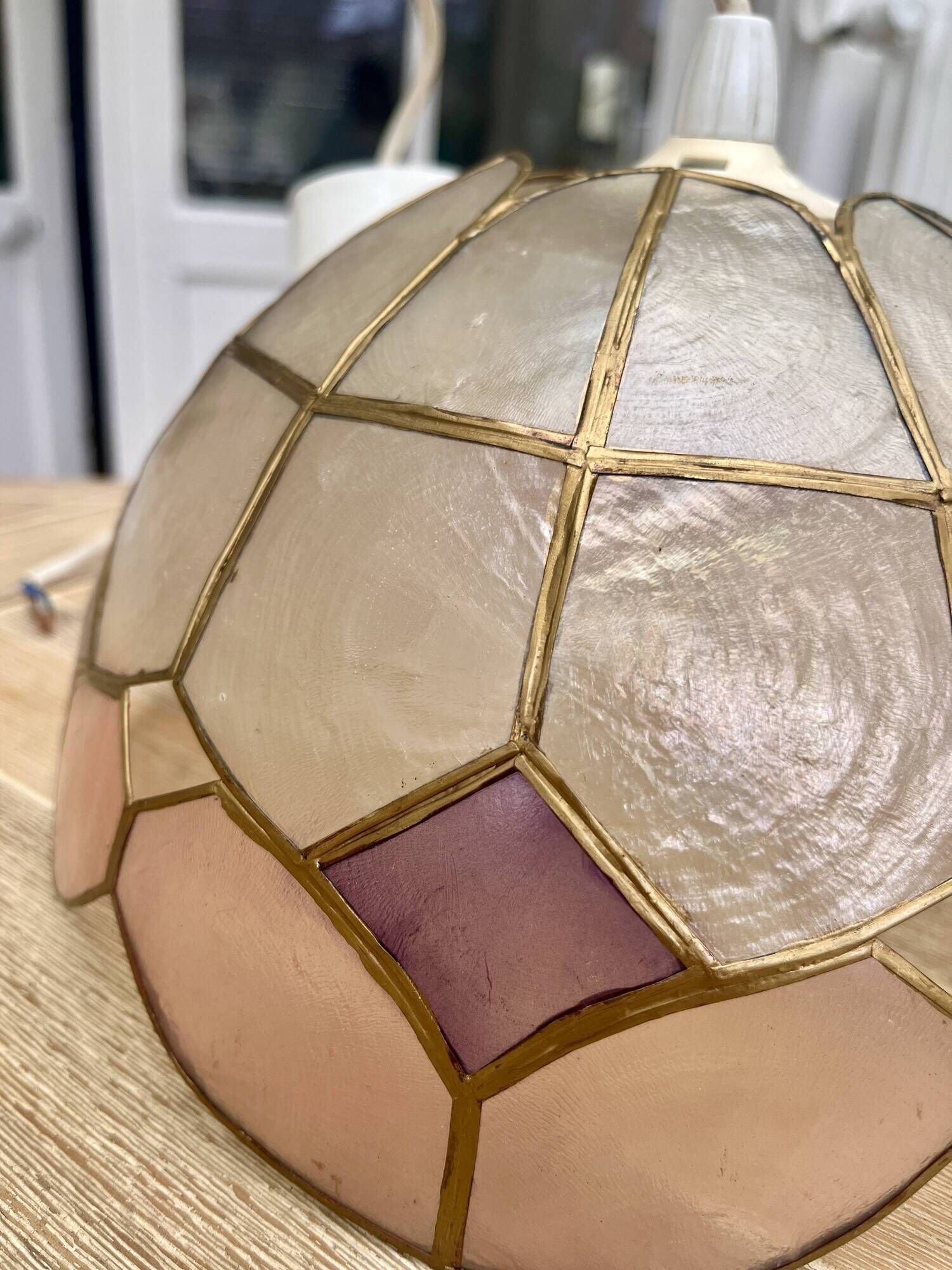Pendant lamp in mother-of-pearl and brass arlequin pink