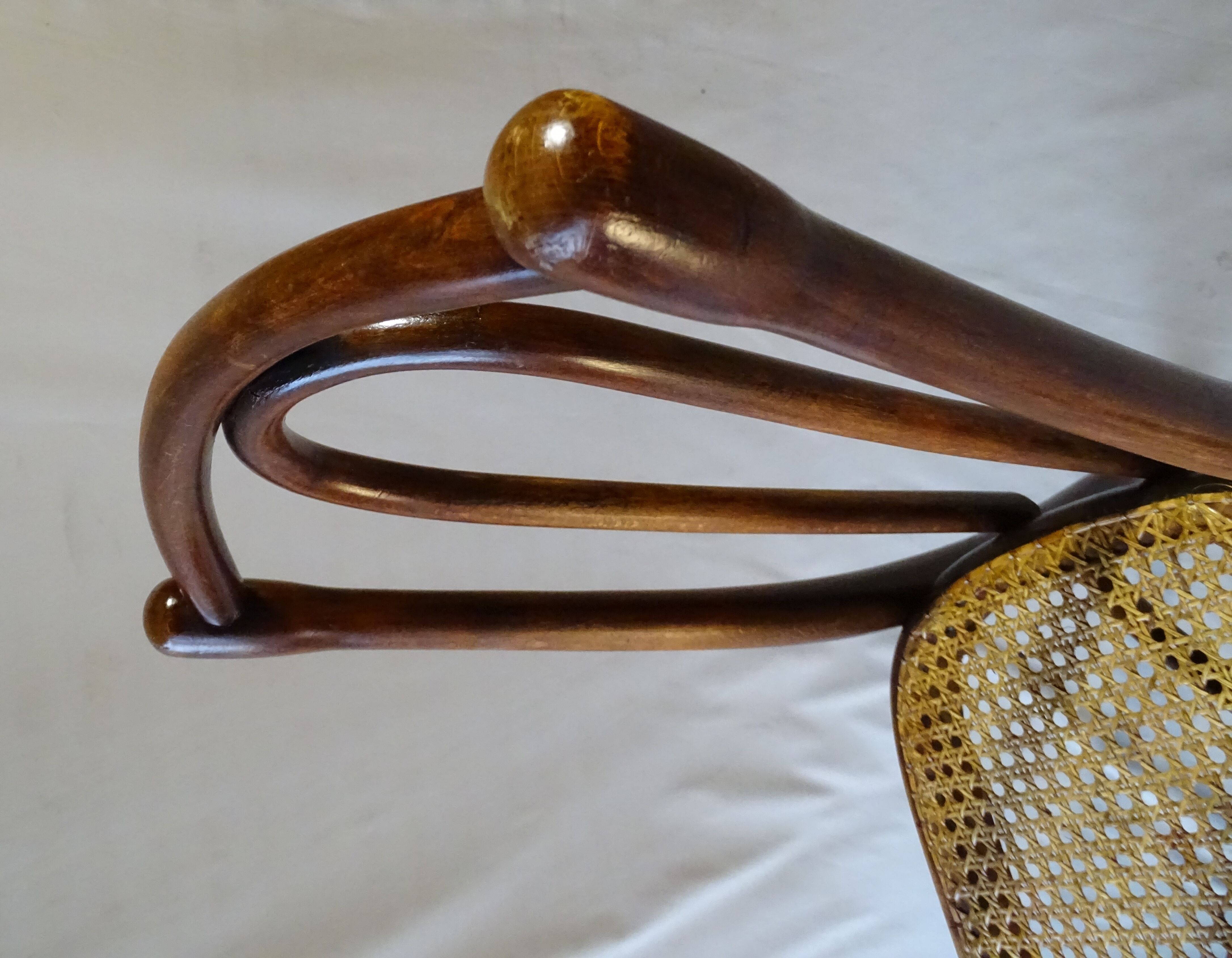 Chaise bistrot  Thonet N°118 pieds compas 1895, cannée
